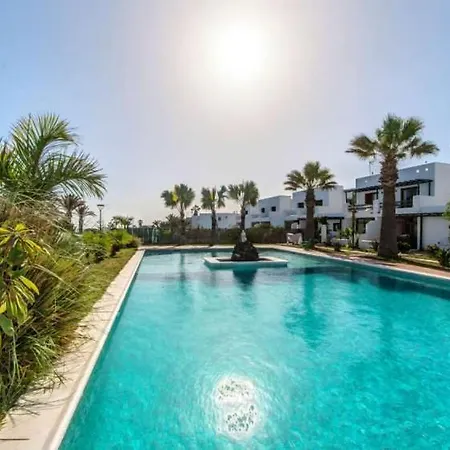Sleeps 4 Pool Wifi דירה *